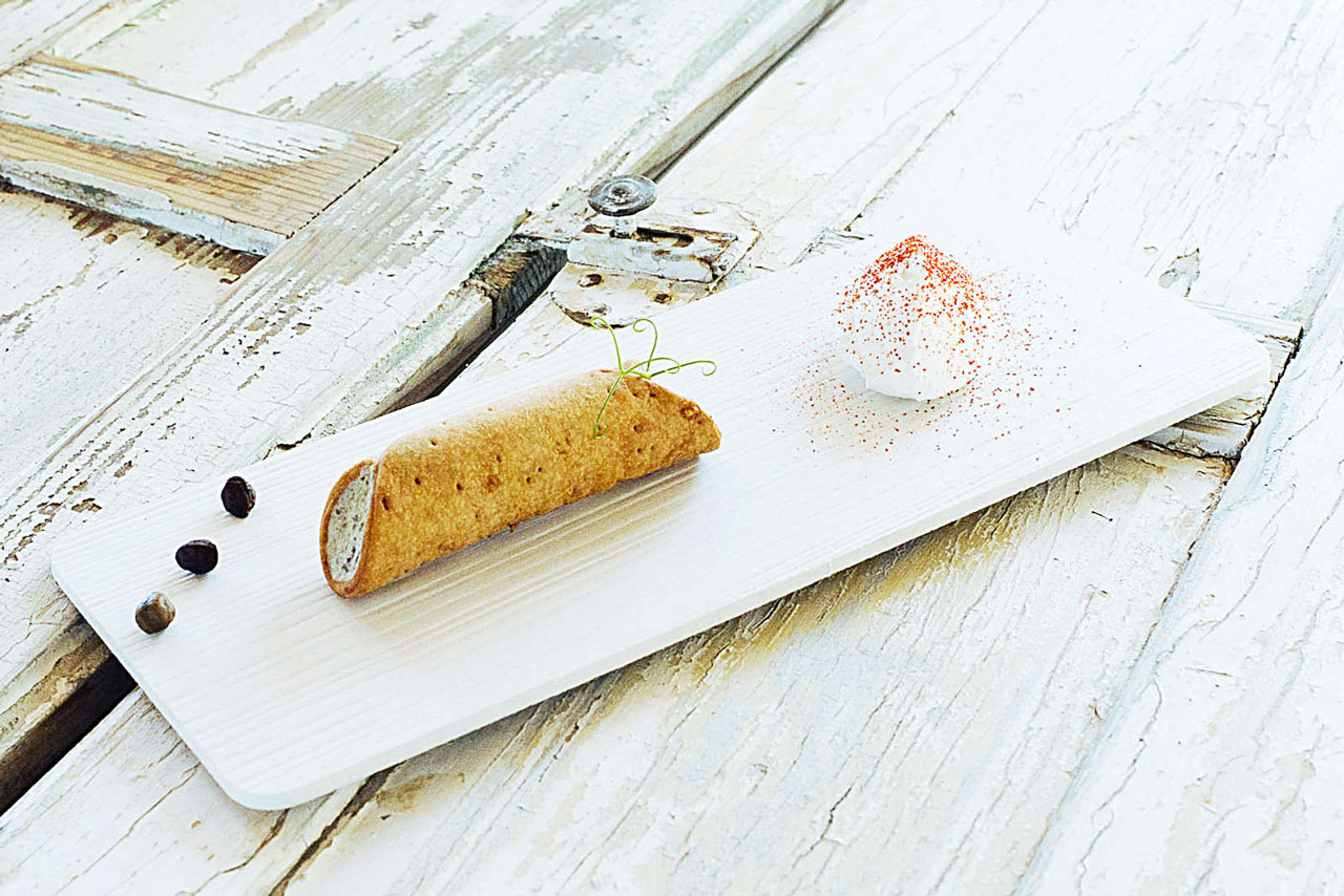 b_cannolo-salato-con-hummus-di-ceci