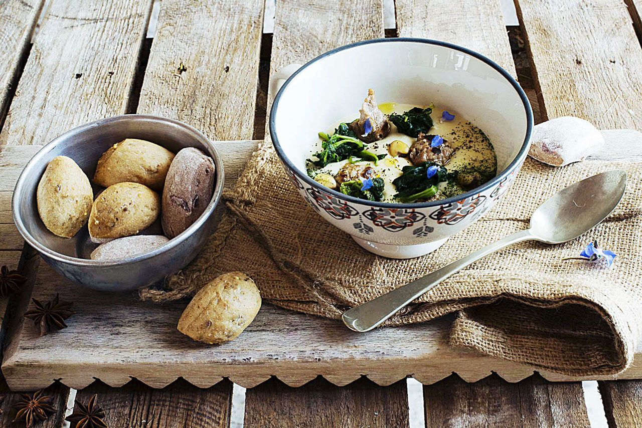 Parmentier di cicerchia con ciuffi di salsiccia e verdure selvatiche